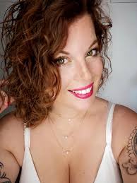 La photo s'imposait non🌺?! Belle journée à vous mes Sissinettes...nous 9h  du matin il fait déjà 28°C😚😚😚