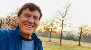 Io voglio per me le tue carezze. Gianni Morandi Ecco Come In Ginocchio Da Te E Finita Nel Film Parasite