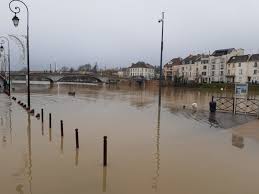 Inondation {feminine} quiconque provoque une inondation est passible d'une peine de 3 à 5 ans de prison. A Lagny Sur Marne De Nouvelles Inondations Sont Elles A Craindre La Marne