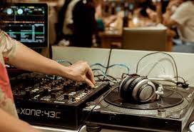 The one thing great dinner parties have in common is a killer soundtrack. How To Pair Music And Food For Your Next Dinner Party Lifestyle Asia Bangkok