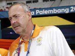 Uwe hohn (born 16 july 1962) is a retired german track and field athlete who competed in the javelin throw.he is the only athlete to throw a javelin 100 metres or more, with his world record of 104.80 m (343 ft 9 + 3 ⁄ 4 in). Javelin Throwers Shivpal Singh And Annu Rani Allege Coach Uwe Hohn Trains Foreign Athletes In Overseas Tours More Sports News Times Of India