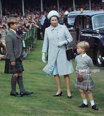 August 31 1969 Queen Elizabeth Ii At The Braemar Highland Gathering Scotland With Her Sons Prince Andr Young Queen Elizabeth Elizabeth Ii Princess Elizabeth