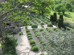 Le Blog De Parcs Et Jardins De L Oise Voyage Dans Le Luberon Le Jardin De La Louve Jardin Francais Parc Et Jardin Jardins