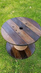 table de bobine de fil en bois la table est tachee recouvert de polyurethane et la base est enveloppee a wooden spool tables spool tables wood spool tables