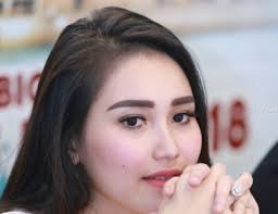 Dalam tayangan tersebut kartika damayanti mengenakan masker untuk menutupi wajahnya dan memakai kaus hitam bergaris. 4efkisf Ldr Xm