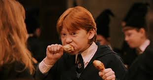 Le Livre La Cuisine Des Sorciers Propose Des Recettes Pour Mettre Un Peu De Magie Dans Son Assiette En Voic Harry Potter Ron Acteurs Harry Potter Harry Potter
