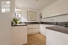 solcora ceniza westmount ash 55406 pvc klik vloer hoekkeuken wit grijs werkblad eiken vloer keukenvloer eiken vloeren grijs keukens