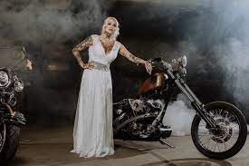 We did not find results for: Biker Hochzeit Zwei Paare Beim Rockigen Kuessdiebraut Fotoshoot