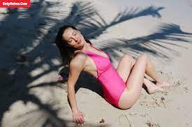 إيفا أموري مارتينو في صور جريئة بملابس السباح