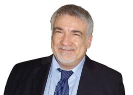 Luigino Bruni consegna una copia del suo libro Wine pairing al sindaco di  Senigallia Massimo Olivetti