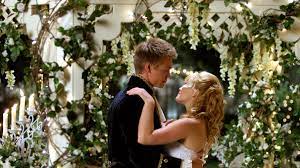 Chaque fille doit vouloir être la reine de bal dans la fête de remise des diplômes. Le Bal De Promo Aux Etats Unis Une Tradition Americaine