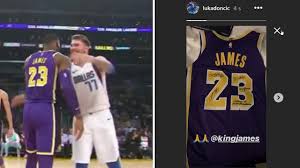 Descubre la mejor forma de comprar online. Luka Doncic Gets Signed Jersey From Lebron James And A Lot Of Admiration Youtube
