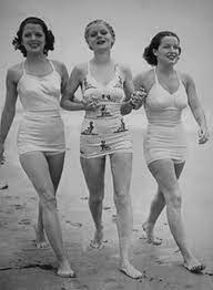 Trios The Three Graces Groups Of 3 In Art And Photos 1930s Beach Pals Moda Da Spiaggia Moda Anni 30 Costumi Da Bagno Vintage