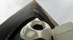 وهو حجر صخريّ، وتكون الحجر المرتب (الممشط): Ù…Ø§ Ø­Ù‚ÙŠÙ‚Ø© Ù‚ØµØ© Ø§Ù„Ø­Ø¬Ø± Ø§Ù„Ø£Ø³ÙˆØ¯ Ø§Ø³Ù„Ø§Ù… Ø§ÙˆÙ† Ù„Ø§ÙŠÙ†