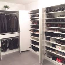 Unser Garderobenraum Direkt Neben Dem Hauseingang Gelegen Beherbergt Dieser Raum 15 Qm Alle Jacken Garderobenraum Garderobe Schuhschrank Garderobe