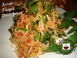 Nice to eat with plain rice with fried fish or fried chicken. Kerabu Taugeh Daun Selom Singgahsana Kitchen