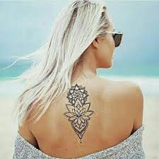 Très présente dans les cultures asiatiques, et notamment dans l'hindouisme et le bouddhisme, tibétain et autre maintenant que vous voilà convaincue par la signification du tatouage fleur de lotus, trouvons le modèle qui pourrait le mieux vous correspondre. Epingle Sur Tattoo Style