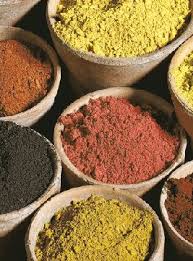 Terres Et Couleurs Agit Pour La Promotion Des Terres Colorantes Ocre Terre De Sienne Terre D Om Terre De Couleur Peinture A La Chaux Pigments Naturels