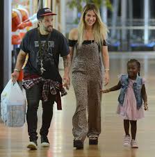 It looks like you're using artstation from canada. Giovanna Ewbank E Bruno Gagliasso Brincam Com A Filha Titi Em Shopping Do Rio De Janeiro Estrelando