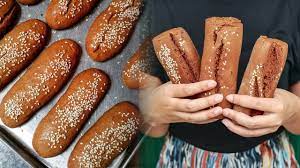 Rotinya berwarna cokelat keemasan dan rasanya manis. 5 Kue Jadul Indonesia Yang Masih Populer Kumparan Com