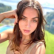Qui dirais-tu a le visage le plus attirant, au naturel, sans maquillage et  pourquoi ? Barbara Palvin ou Ana De Armas. : r/VindictaRateCelebs