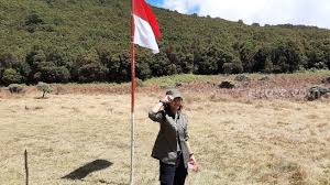 Gunung bendera adalah tempat yang ramah terhadap semua pendaki, termasuk pemula. Adinda Thomas Cerita Harunya Kibarkan Bendera Merah Putih Di Gunung Suara Banten