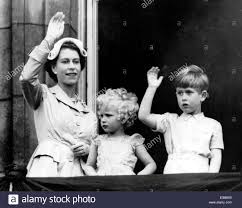 Her majesty queen elizabeth ii (elizabeth alexandra mary) is the current queen of the. Konigin Elizabeth Ii Und Ihre Kinder Winken Vom Balkon Stockfotografie Alamy