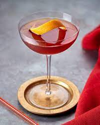 A cocktail with a strong character and unmistakable aromatic notes, discover the step by step recipe of the famous hanky panky in the hands of our professional mixologist. Hanky Panky Spirits Beacon