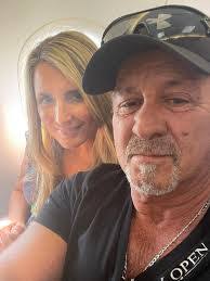 Earl Sams's Instagram, Twitter & Facebook