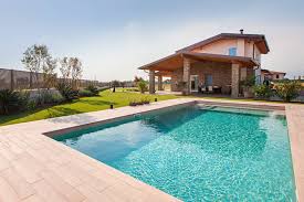 From herringbone patterns to denim glass penny rounds mosaic tile, there is no shortage of beautiful glass pool tile designs at tile club. Swimming Pool Tiles Ezarri