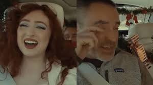 Chappell Roan y sus padres se unieron al presentador Zane Lowe para A  Carpool Karaoke Christmas de Apple TV+, y el padre del cantante se emocionó  visiblemente hablando del impacto de su