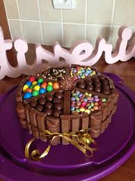 3 Chocolats Avec Kitkat M M S Maltesers Smarties Kinder Bueno Ferrero Marissa Tortas Con Golosinas Torta Decorada Con Golosinas Tortas
