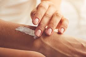 الحزام الناري مرض ينتج من العدوى بفيروس الهربس النطاقي الحُماقي (herpes zoster virus) المسبب للجديري المائي خاصة للأطفال، لكن بعد زوال العدوى قد يظل الفيروس حيًا بالجهاز العصبي لأعوام قبل أن يهجم مرة ثانية مسببًا الحزام الناري، وخاصة لكبار السن وناقصي المناعة، هذا المرض يظهر كطفح جلدي أحمر على هيئة بثور ممتلئة بالسوائل على جانب واحد للجسم، كالجذع والرقبة والوجه والأذن، وقد يكون مؤلمًا أو حارقًا أو مثيرًا للحكة. Ø§Ù„Ø­Ø²Ø§Ù… Ø§Ù„Ù†Ø§Ø±ÙŠ ÙƒÙ„ Ù…Ø§ ØªØ­ØªØ§Ø¬ÙŠÙ† Ù…Ø¹Ø±ÙØªÙ‡ Ø¹Ù† Ø§Ù„Ø¹Ù„Ø§Ø¬Ø§Øª Ù…Ø¬Ù„Ø© Ø³ÙŠØ¯ØªÙŠ