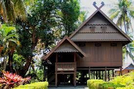 Rumah panggung nggak cuma rumah adat, lho. 5 Rumah Adat Sulawesi Selatan Yang Kaya Akan Filosofi Budaya