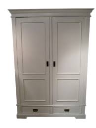 Ihr perfekt massgeschneiderter schrank wird von uns in wenigen tagen produziert und ihnen direkt vor die haustüre geliefert. Weisser Kleiderschrank Nach Mass Schrank Landhausstil Bei Mobelhaus Hamburg