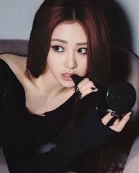 HELPPPPPPPPP #yunjin #lesserafim #elle #mac #cosmetics #coachella #mother  #onmyknees