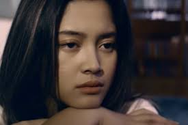 Ada pelangi di bola matamu dan memaksa diri tuk bilang aku sayang padamu aku sayang padamu. Lirik Dan Chord Lagu Aku Di Matamu Armada