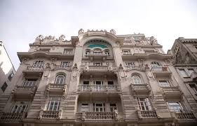 Derin öncel, apartmanda galatada belirli bir alanda ve süreçte yapılan ilk örnekler olarak tanımladığı binalardan yola çıkarak ve hiçbirini bulunduğu yer ve dönemin dinamiklerinden ayrı değerlendirmeyerek, bu yeni konut tipini tanımaya çalışıyor. Meral Akcay On Twitter Kamondo Apartmani Galata Serdar I Ekrem Sokak Ta Bulunan Kamondo Ailesi Tarafindan Insa Ettirilen Apartman Bulundugu Bolgenin En Eski Binalarindan Biri Erken Donem Pera Mimari Eseri Olan Kamondo Apartmani 19 Yuzyilin