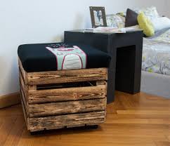Upcycling Hocker Aus Obstkiste Aus Einer Obstkiste Und Einem Alten T Shirt Kannst Du Dir Einen Tollen Hocker Bauen Der Obstkisten Hocker Hocker Mit Stauraum