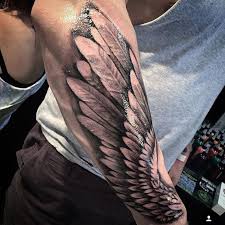 1001 Coole Und Inspirierende Flugel Tattoo Designs Und Ihre Beudetungen Flugel Tattoo Unterarm Tattoo Mann Unterarm Tattoo