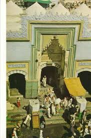 أحد مداخل المسجد الحرام بمكة الحجاز عام ١٩٥٣م ألتقتت الصورة من قبل مجلة الناشونال جيوجرافك One Of The Gates Leading Makkah Islamic Art Rare Historical Photos
