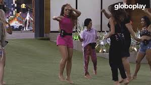 A casa do bbb21 recebe participantes que topam ficar confinados em busca de um prêmio milionário. Bbb Gif By Globoplay Find Share On Giphy