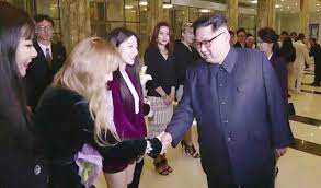 Kim jong un was seen clapping in tune to some of the songs and later took photographs with the performers after the show. Red Velvet Reveals This Was Their Main Concern While Performing In North Korea Kissasian