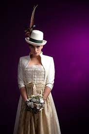 Das hochzeitskleid von meghan markle wird ganz schön anders als das von kate middleton. Die Schonsten Brautkleider In Karnten Reiseblog Anita Auf Reisen