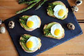 Ricette con uova di quaglia antipasti. Tartine Con Asparagi E Uova Di Quaglia Stagioni Nel Piatto