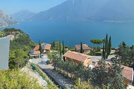Die agentur anita woithe ferienhausvermittlung ist auf die vermietung von feriendomizilen für ihren urlaub in italien spezialisiert, mit schwerpunkt villen und appartements am gardasee und oberitalien. Ferienhauser Ferienwohnungen Mit Pool Urlaub Am Gardasee