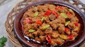 Ada beberapa variasi bumbu sambal goreng, ada yang pakai kemiri, ada yang bumbunya hanya sentuhan air asam jawa berpadu dengan sambal goreng yang sedikit pedas hhmmmm lezat dan. Sambal Goreng Daging Bumbunya Meresap Dan Lembut