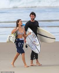 Distrikt 12 gibt es nicht mehr.gale hawthorne zu katniss everdeen gale hawthorne ist der beste freund von katniss everdeen. Chris Und Liam Hemsworth Trifft Den Strand In Byron Bay Mit Bikini Model Gabriella Brooks Aktuelle Boulevard Nachrichten Und Fotogalerien Zu Stars Sternchen
