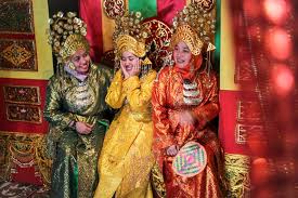 Pakaian dan musik menjadi ciri yag paling menonjol. Uniknya Baju Adat Riau Dan Kebudayaannya Budayanesia