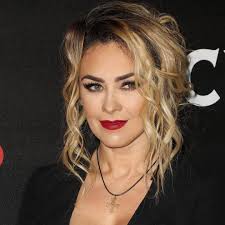 Bonjour je suis né en 1975, je suis encore plus belle, je vous embrasse  💋💋💋